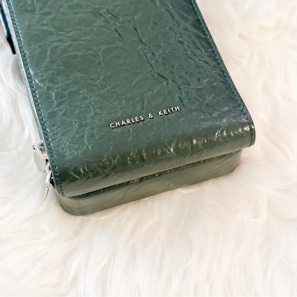 Rare Find Charles & Keith Wrinkled Effect Green Wallet Crossbody Bag - Picture 7 of 10